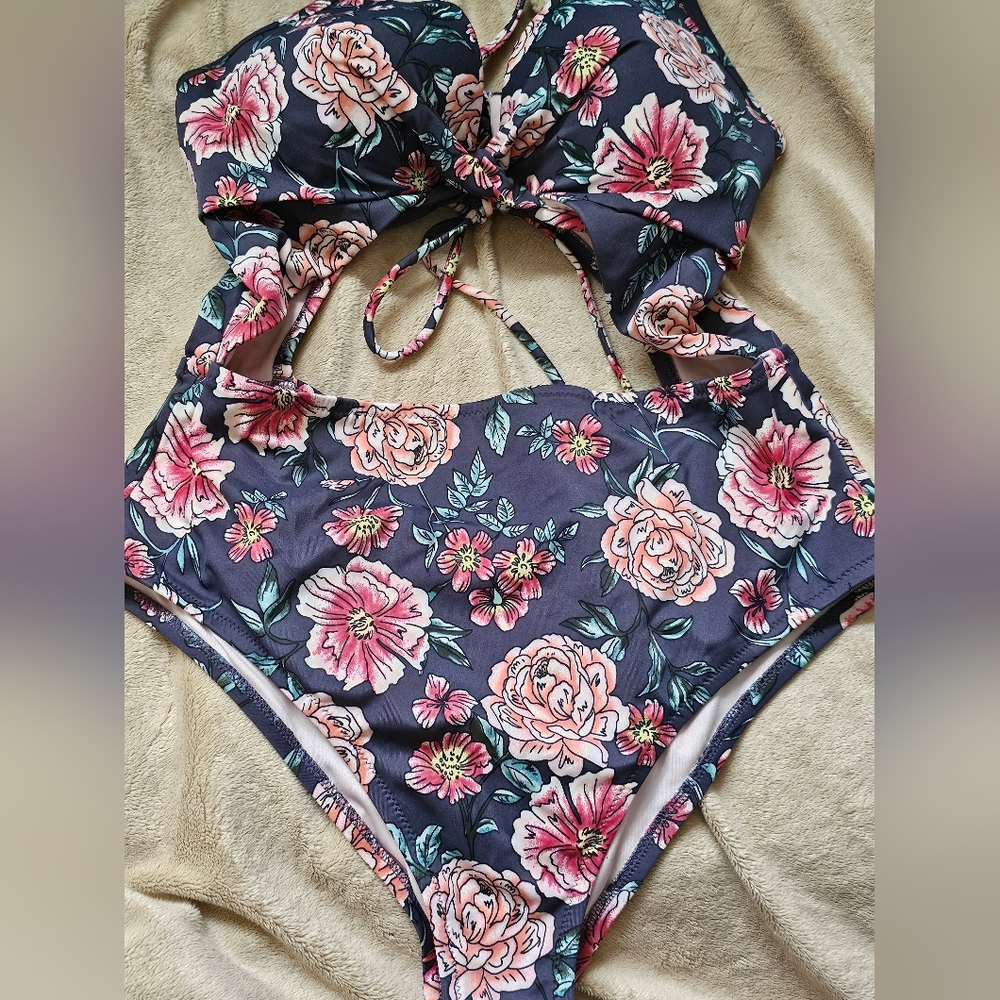 Women's Floral Keyhole One Piece Swimsuit. Size 36 B